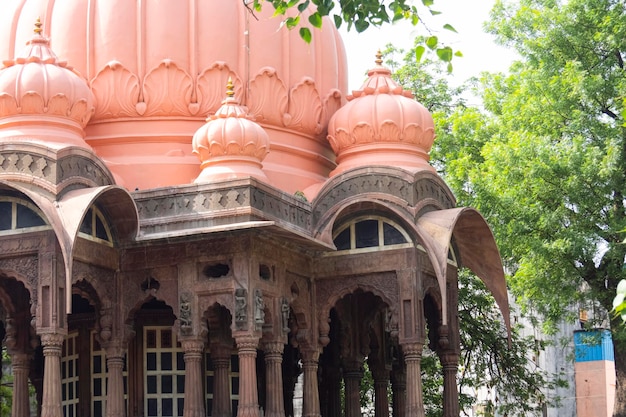 Boliya Sarkar ki Chhatri Indore Madhya Pradesh의 아치와 기둥 Malhar Rao Chhatri 인도 건축으로도 알려진 인도 사원의 고대 건축