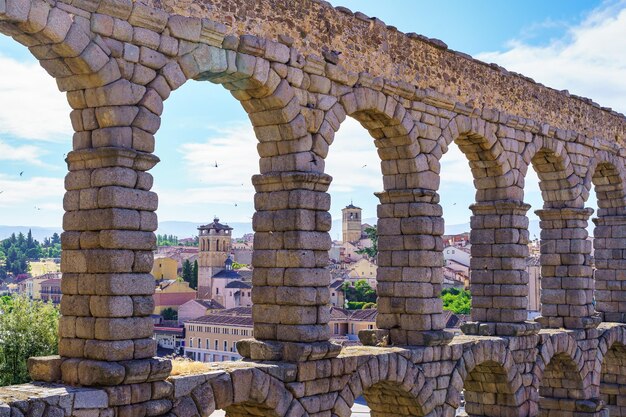 スペインのユネスコ都市セゴビアの石のローマ水道橋のアーチ