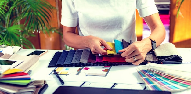 Photo architect choosing fabric samples