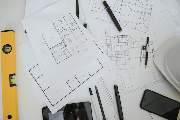 建築家の設計作業図面スケッチ計画の青写真と建築家スタジオフラットでの建築建設モデルの作成