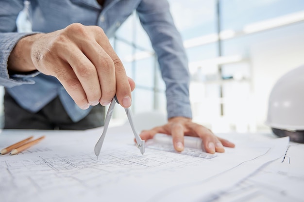 Architect die aan tekentafel in bureau werkt