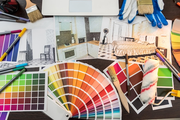 창의적인 책상에 색 종이 소재 샘플로 현대 아파트 청사진의 건축가 도면. 리노베이션을위한 홈 스케치