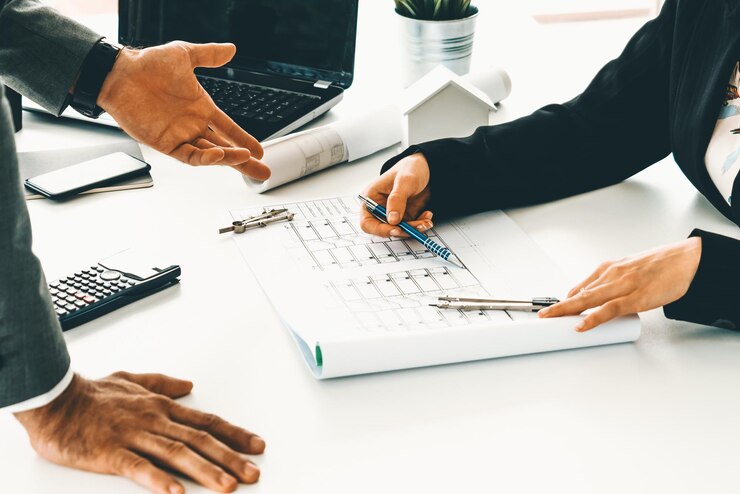 Foto architect en ingenieur die met tekeningen werken