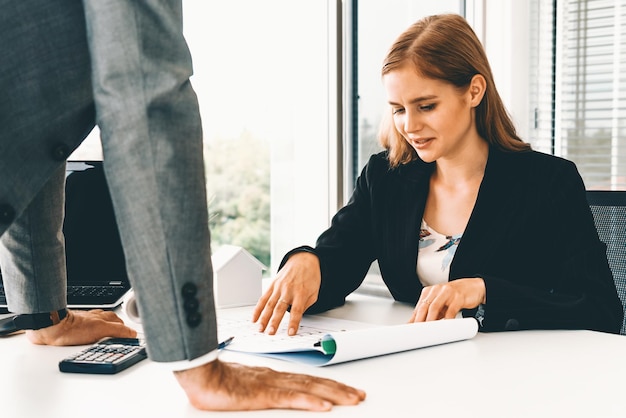 Architect en ingenieur die met tekeningen werken