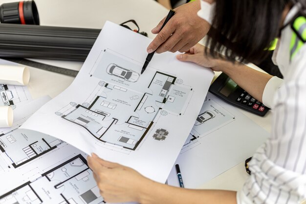 Foto gli ingegneri architetti sono in attesa di guardare i progetti delle case progettate, si incontrano per pianificare la costruzione e modificare alcuni dei progetti. idee di design e interior design.