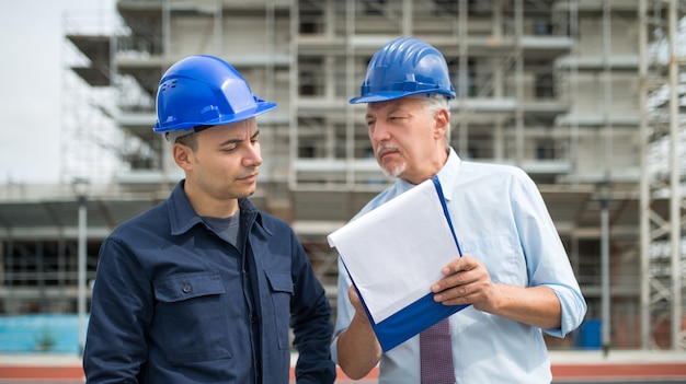 Architetto che spiega che lavoro fare al responsabile del sito