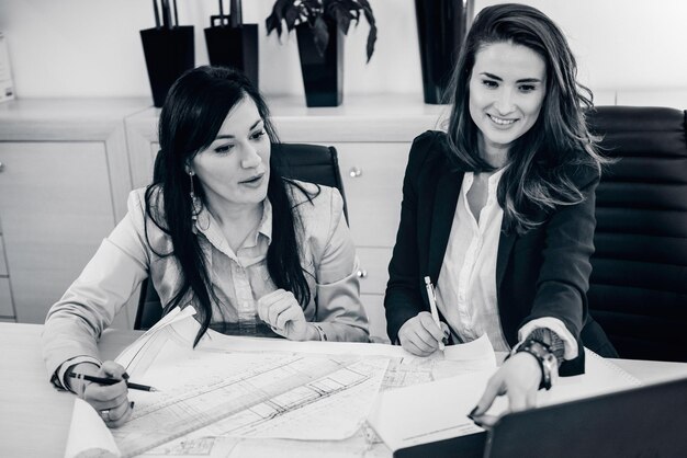 Architect in hun kantoor