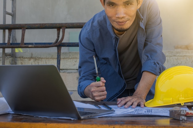 Architect Ingenieur bouw werkend ontwerpproject door computer grafische technologie