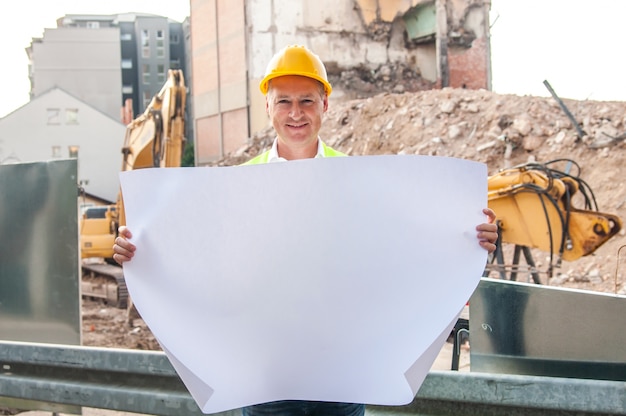 Architect, ingenieur, projectmanager of zakenman wijzen op het gebouw in de stad met een leeg plan als voor de bouw