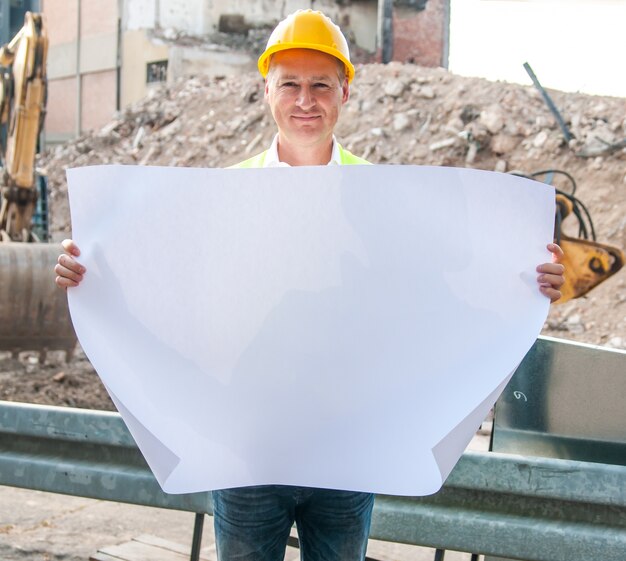 Architect, ingenieur, projectmanager of zakenman wijzen op het gebouw in de stad met een leeg plan als voor de bouw