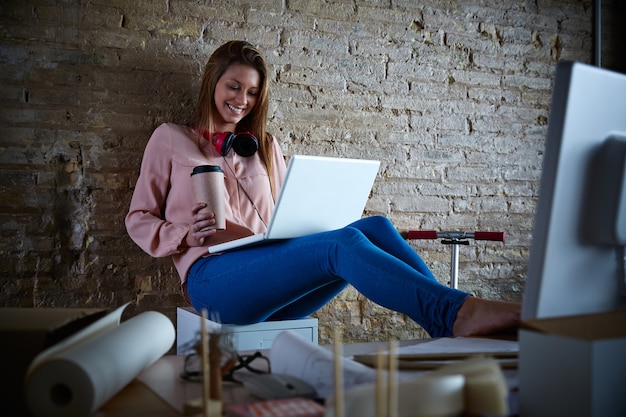 Photo architect woman having coffee at office