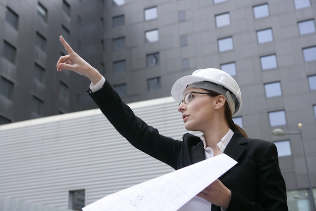 Foto lavoro della donna dell'architetto all'aperto con le costruzioni