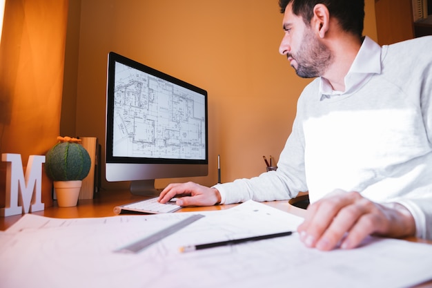 Photo architect working in office