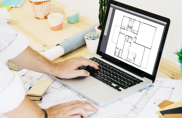 Фото Архитектор работает с ноутбуком cad