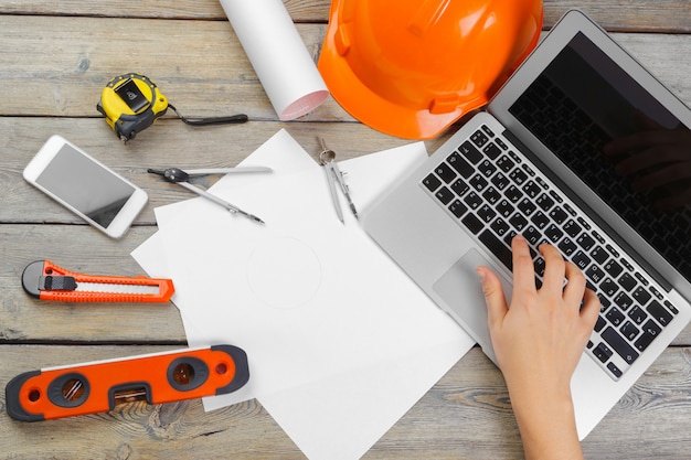 Foto posto di lavoro dell'architetto con la vista superiore aperta degli strumenti e del computer portatile