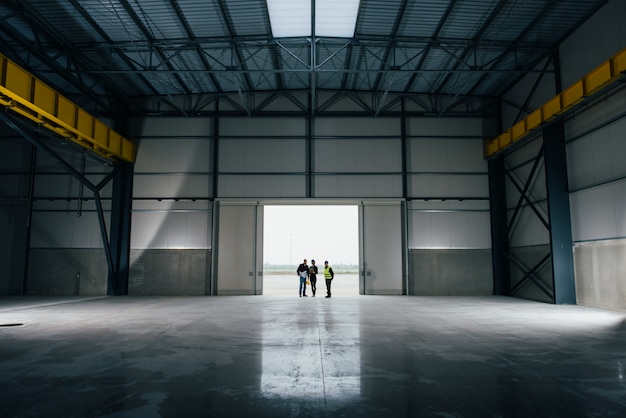 Foto architectenteam op het werk site met blauwdrukken