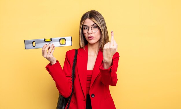 Architectenvrouw voelt zich boos, geïrriteerd, rebels en agressief en houdt een evenwichtig evenwicht