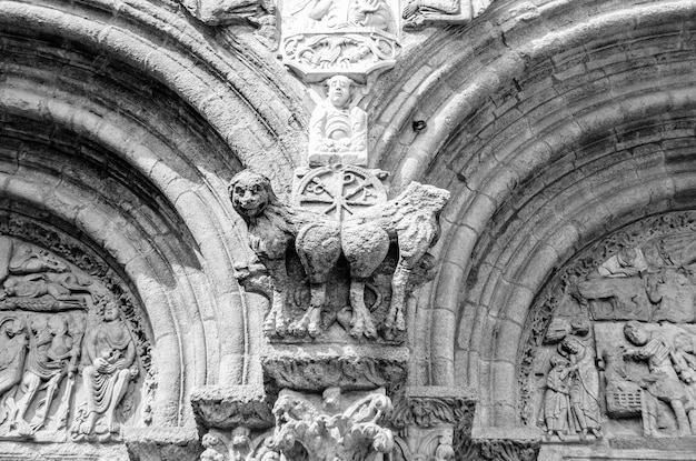 Architectonisch detail gevel van Santiago de Compostela kathedraal Spanje zwart-wit beeld