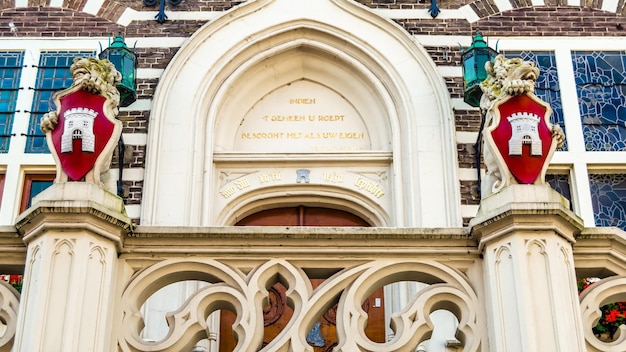 Architectonisch detail in de gevel van het stadhuis van Alkmaar