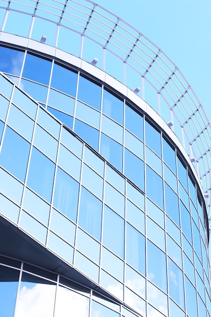 Architectonisch detail van de gevel met meerdere reflecties van andere gebouwen en de zon