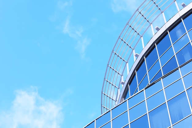 Architectonisch detail van de gevel met meerdere reflecties van andere gebouwen en de zon