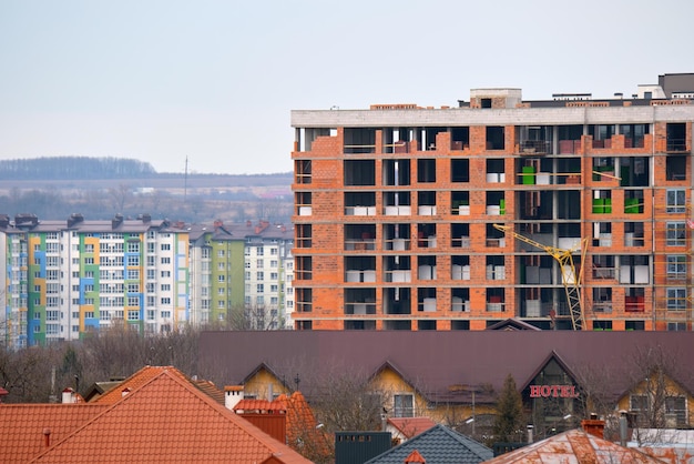 Foto architectonisch detail van hoog frame van monolithisch betonnen gebouw in aanbouw vastgoedontwikkeling