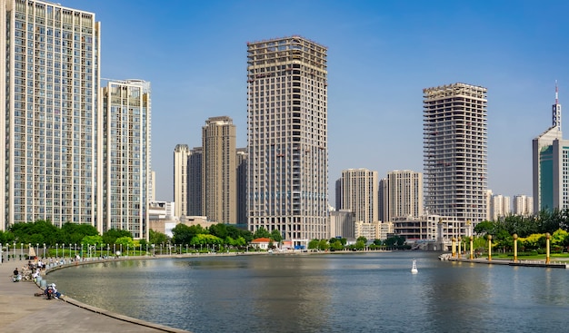 Architectonisch landschap langs de rivier de Haihe in Tianjin