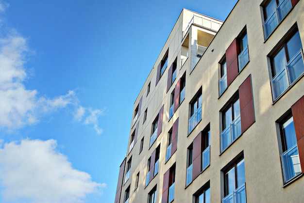 Architectonische details van een modern appartementengebouw Modern Europees woonappartementengebouw