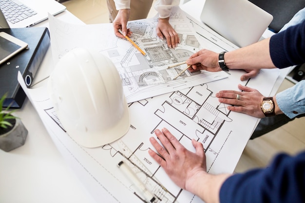 Photo architects engineer discussing at the table with blueprint