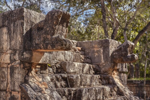 Architecturaal detail van een decoratie die behoort tot een gebouw van het archeologische complex Chichen Itza in Mexico