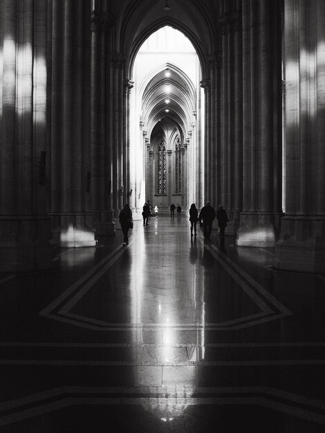 Photo architectural columns in cathedral