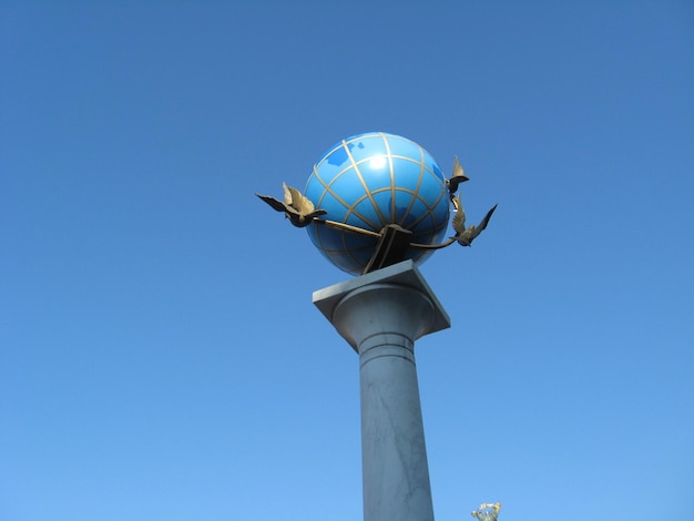 Photo architectural composition in the form of the globe with a wreath