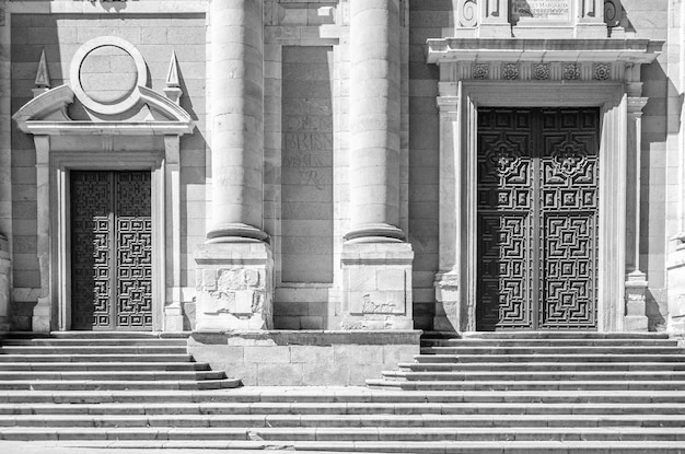 Photo architectural detail in salamanca castilla y leon spain facade and door of an old baroque church black and white image