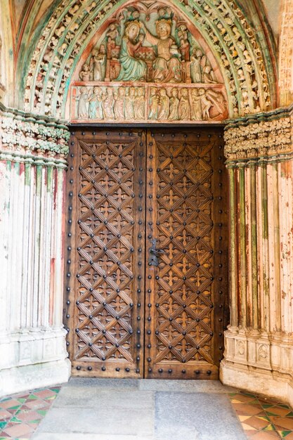 Frammenti architettonici della chiesa cattolica romana nel castello gotico medievale di malbork.