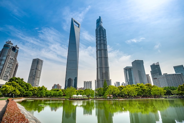 Paesaggio architettonico e strada urbana dell'edificio per uffici lujiazui a shanghai