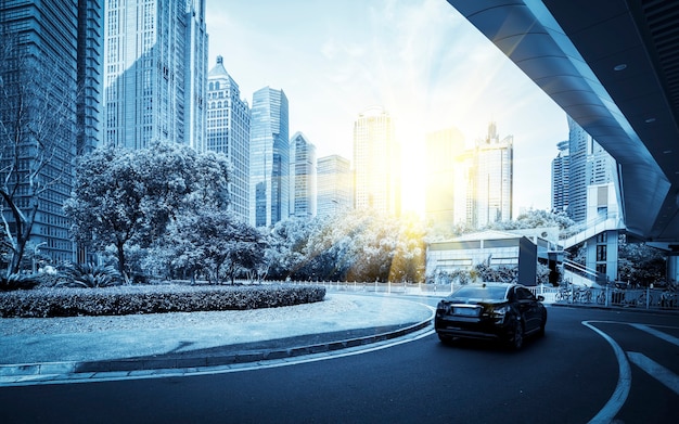 Paesaggio architettonico e strada urbana dell'edificio per uffici lujiazui a shanghai