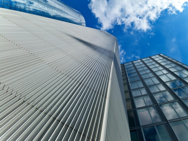 青空を背景にした建築物