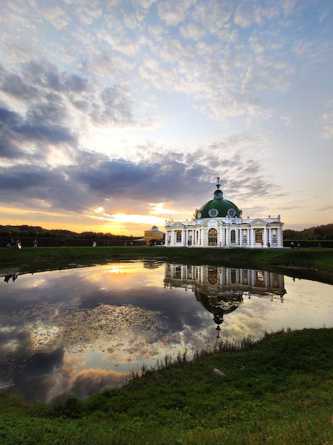 初秋の日没の夕方の湖のそばのロシアの建築構造。