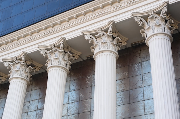 Photo architectural white capital columns on the facade of the building