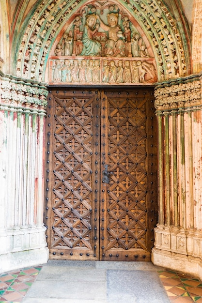 Architecturale fragmenten van de rooms-katholieke kerk in het middeleeuwse gotische kasteel van Malbork.