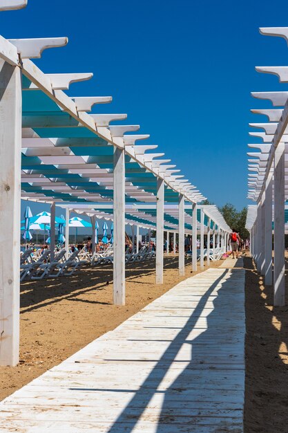 architecturale structuren gemaakt van hout en witte ligbedden op het strand van de Zwarte Zee