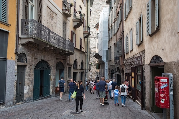 Photo architecture of bergamo historical center tradtitional italian house upper town bergamo italy