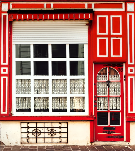 Architettura edificio facciata finestre e porte bianco rosso stile retrò