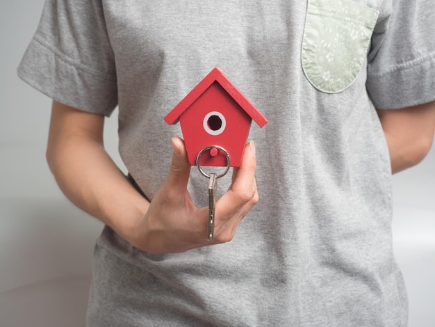 Foto l'architettura edificio casacostruzione immobiliare e il concetto di proprietà primo piano delle mani che tengono casa o modello di casamano femminile che tiene casa agente immobiliare