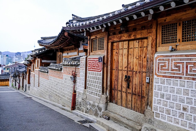 Foto edifici di architettura del villaggio tradizionale bukchon hanok a seul, corea del sud