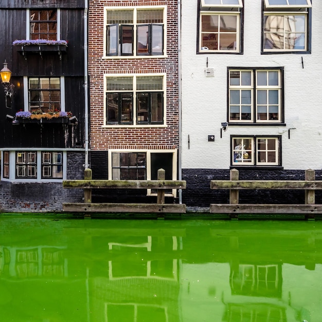 オランダ、アルクマールの建築と運河の眺め