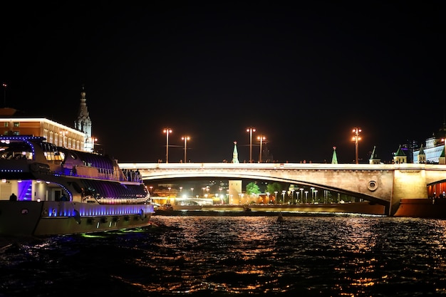 明るい照明で夜のロシアの首都の建築