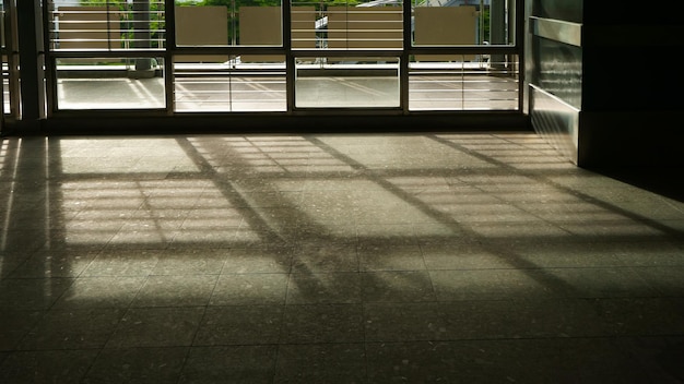 アーキテクチャの詳細床コンクリート壁昼間の影とモダンな建物