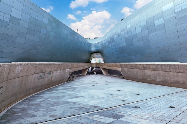 Foto l'architettura di dongdaemun design plaza o ddp è il famoso punto di riferimento del design di seoul, in corea del sud