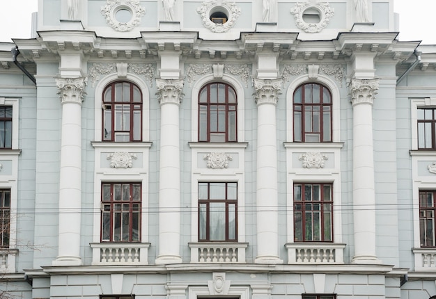 Foto architettura del palazzo storico con finestre e colonne.